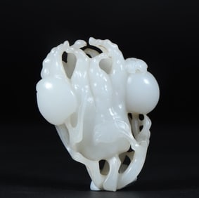 A piece of Hetian jade seed material in the middle of the Qing Dynasty Buddha hand three more