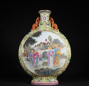 A flat bottle of Qianlong Yangcai figures in the Qing Dynasty