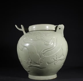 A piece of Tang Dynasty Yue kiln secret color celadon