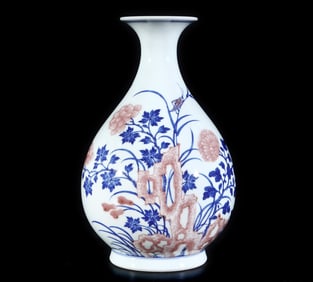 A piece of blue and white glaze red butterfly love flower jade pot spring vase