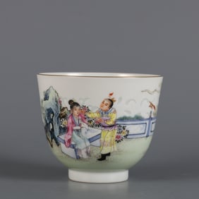 A piece of Qianlong in the Qing Dynasty pastel character story exquisite cylinder cup