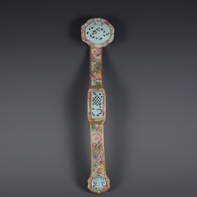 A piece of Qing Qianlong year pastel depiction gold hollow ten thousand flowers Ruyi ornament