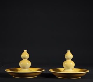 A piece of the Qianlong period of the Qing Dynasty green pastel entwined branches lotus longevity