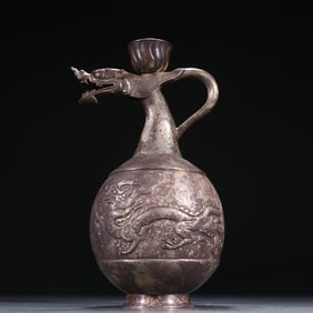 A piece of Tang sterling silver chisel dragon pattern flask