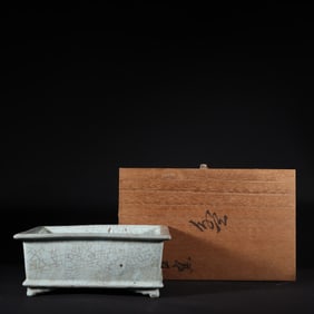 A piece of Song Dynasty official kiln blue glaze "Yujin Garden style" narcissus basin