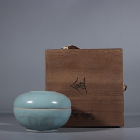 One piece of Song Ru kiln azure glaze powder box