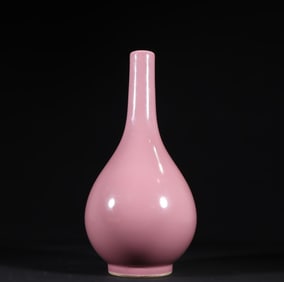 A piece of Qing Dynasty rouge water pink glazed gallbladder bottle