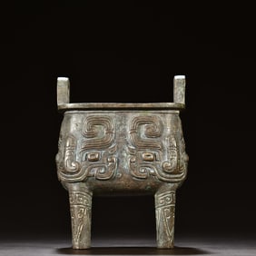 A piece of sterling silver gluttonous pattern square tripod