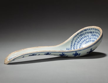 A piece of blue and white Arwen spoon