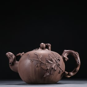A piece of Zhu Kexin's purple sand grape pattern teapot
