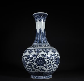 A Qing Dynasty Qianlong blue and white entangled branches Ruyi pattern appreciation bottle