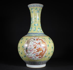 A Qing Dynasty Guangxu pastel window dragon and phoenix pattern appreciation bottle