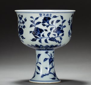 One piece of blue and white floral pattern cup