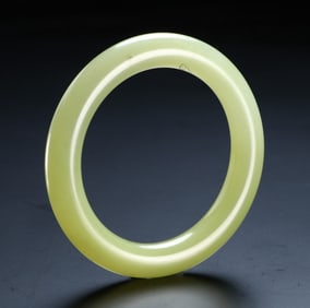 A Qing dynasty jade bracelet