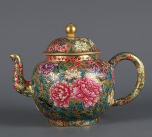 A piece of Qing Qianlong year gold enamel color butterfly love pattern teapot