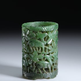 A piece of jade spring water autumn mountain pen holder