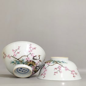 A piece of Qing Dynasty Yongzheng plum crane over the wall bowl