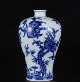 A piece of blue and white Fushou Ganoderma lucidum longevity peach pattern plum vase