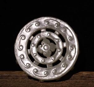 A piece of black and white hook cloud Falun Pei