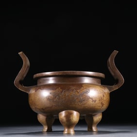 A piece of the Ganqing Palace copper tire chisel Wangzi dragon pattern cupola incense burner