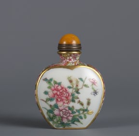 A piece of Qing Qianlong year made pastel Wanhua window floral pattern snuff bottle