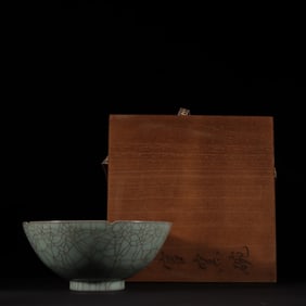 A piece of Song official kiln blue glaze pouting kiln