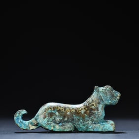 A Qing Dynasty blue-and-green figure snuff bottle with a red tourmaline snuff bottle lid