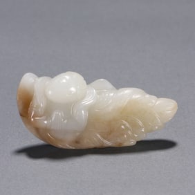 A piece of Qing Hetian jade flying in the sky