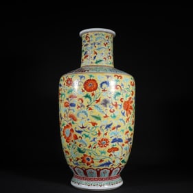 A piece of Qing Dynasty Kangxi yellow glaze multicolored floral pattern bottle