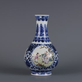 A piece of Qing Qianlong year blue and white plus pastel Kaiguang character story gall bottle