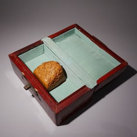 A piece of Wu Zhi carved Tian Huang Huang dragon button seal