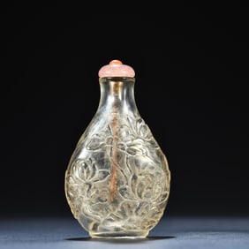A piece of clear glazed carved lotus pond clear fun snuff bottle
