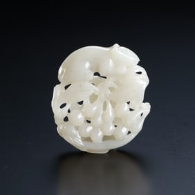 A Qing Dynasty jade squirrel grape pendant