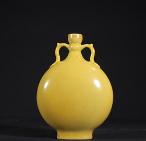 A piece of Qing Dynasty Qianlong chanterelle yellow glazed flat bottle