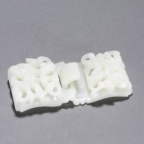 A piece of Qing Dynasty Qianlong Doucai seawater dragon pattern celestial ball bottle