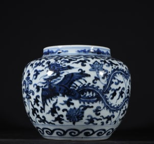 A Ming Dynasty blue and white phoenix wearing a floral pattern jar