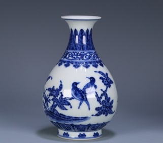 A piece of Qing Qianlong official kiln blue and white flowers and birds jade pot spring vase