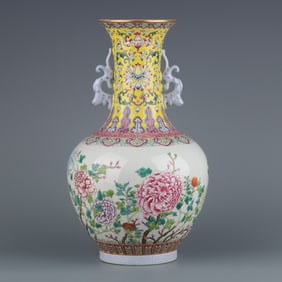 A piece of yellow ground pastel peony flower amphora appreciation bottle during the Qianlong period