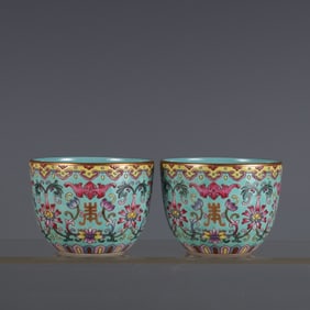 A pair of Qing Qianlong annual green pastel Fushou Lianlian cylinder cup
