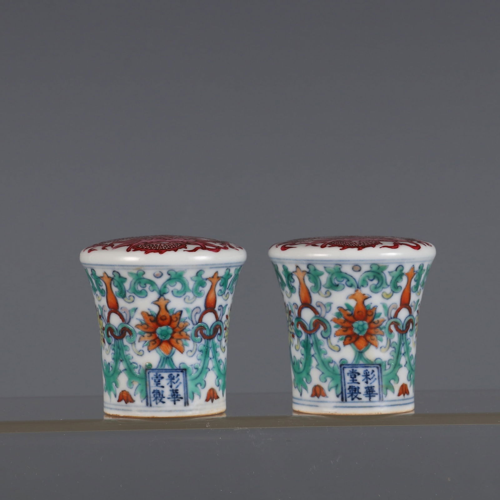 A pair of Qing Jiaqing New Year Caihuatang bucket color carmine color lotus dragon pattern painting (1 of 8)