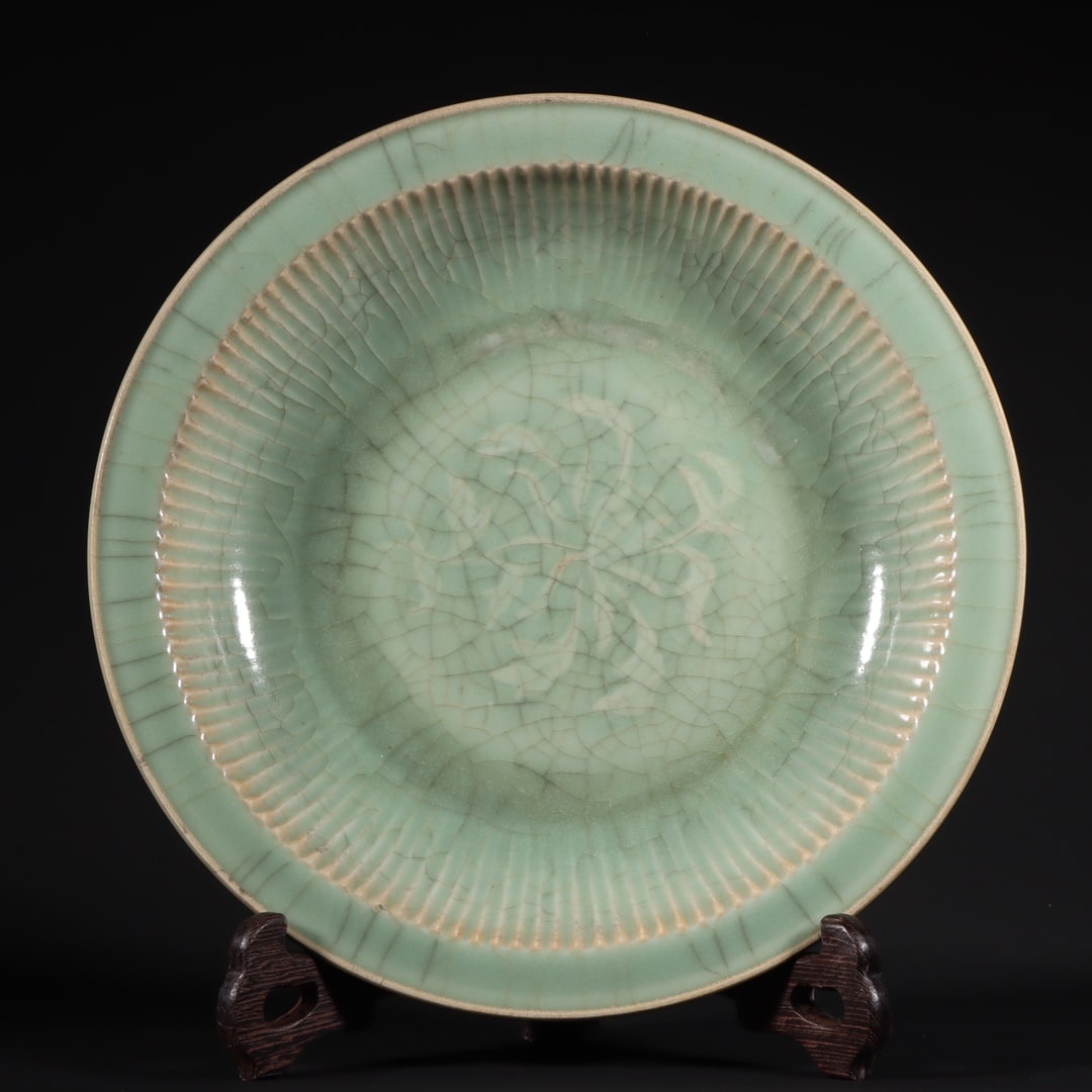 A Song Dynasty Longquan kiln flower plate (1 of 9)