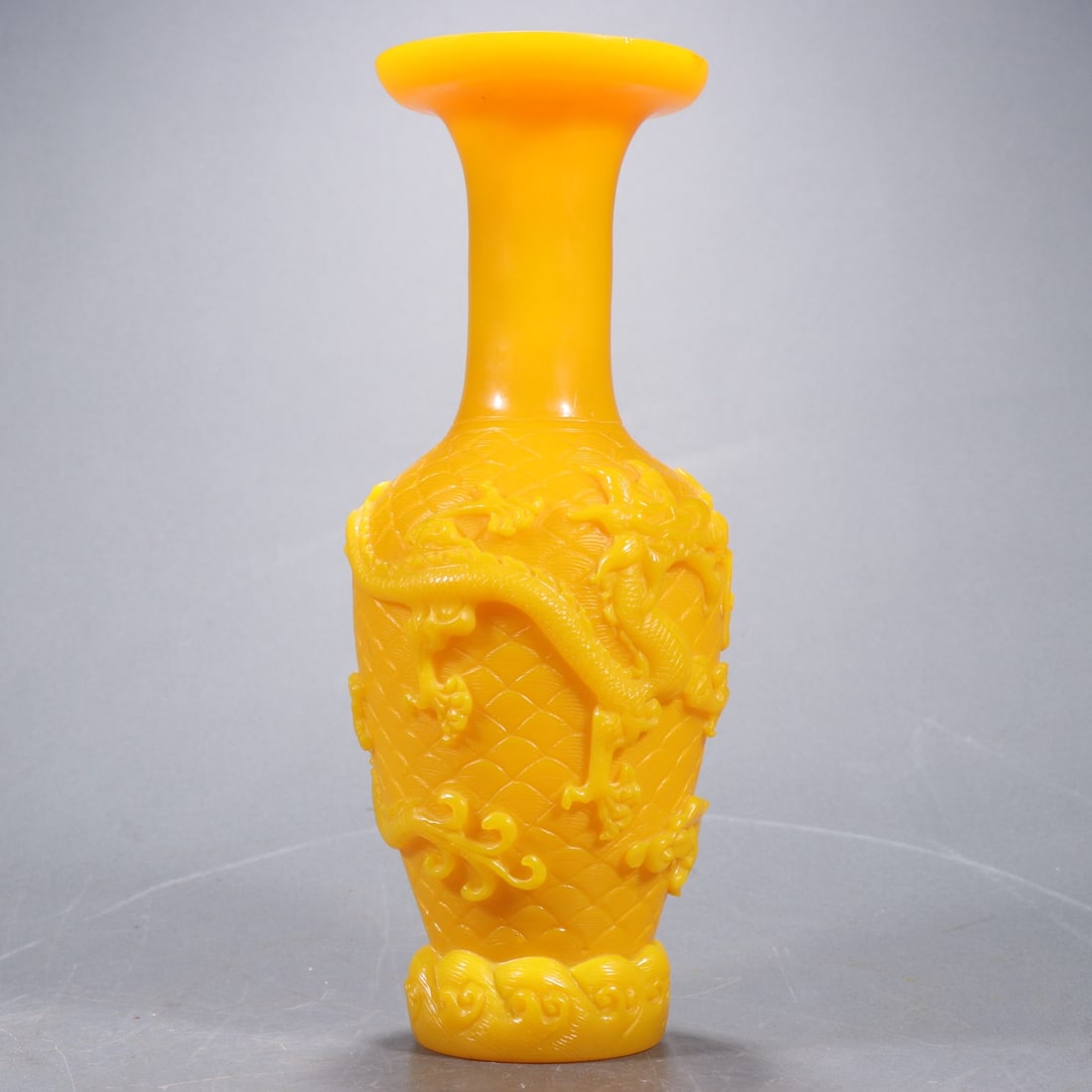 A piece of Qing Dynasty chanterelle yellow material vessel carved dragon pattern appreciation bottle (1 of 9)