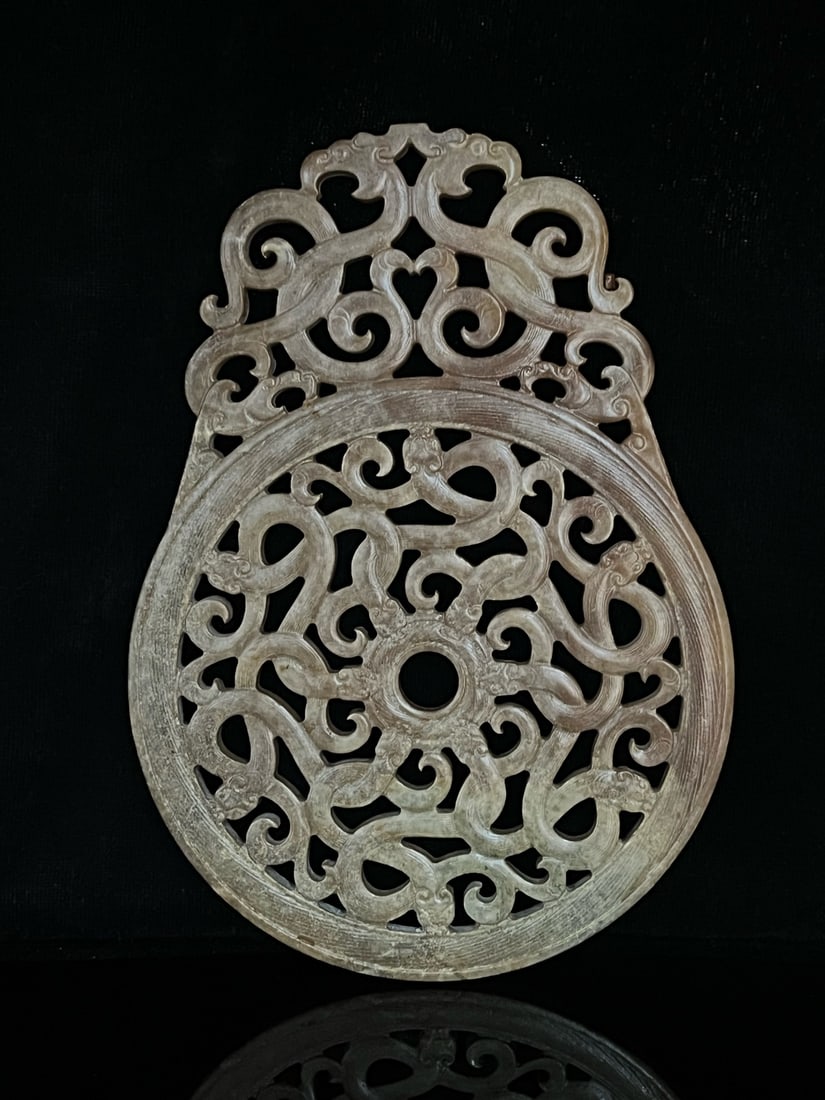 A piece of Hetian jade hollow dragon bi: Hetian jade hollow dragon bi 16.7×12.5×0.6cm 192g (The Dimensions Of All Batches Are Manually Measured.If You Need More Detailed Information, Please Contact Our Customer Service Before Bidding.)