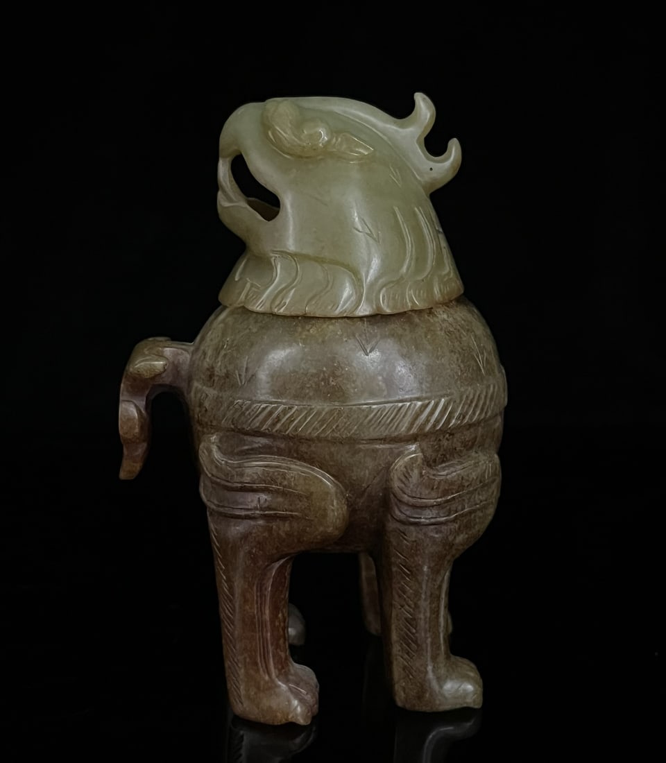 A piece of Hetian jade three-legged jade tripod: Hetian jade three-legged jade tripod Size: 11.7×6.4cm 288.5g (The Dimensions Of All Batches Are Manually Measured.If You Need More Detailed Information, Please Contact Our Customer Service Before Bid