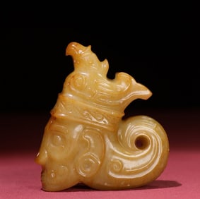 A piece of the Shang and Zhou dynasties was full of Qin gods, people and Xuanniao round carvings