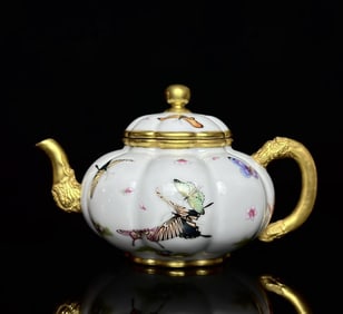 A piece of Qianlong year Phnom Penh butterfly dragon head melon pot