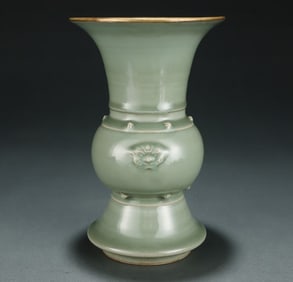 A piece of old collection. Song Longquan kiln flower lonely