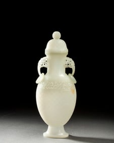 A Qing Dynasty court collection traces of the Dustan back pattern bottle