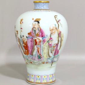 A piece of the Qing Dynasty Qianlong three-star sent a plum bottle