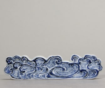 A piece of Qing Yongzheng blue and white auspicious cloud pattern pen holder